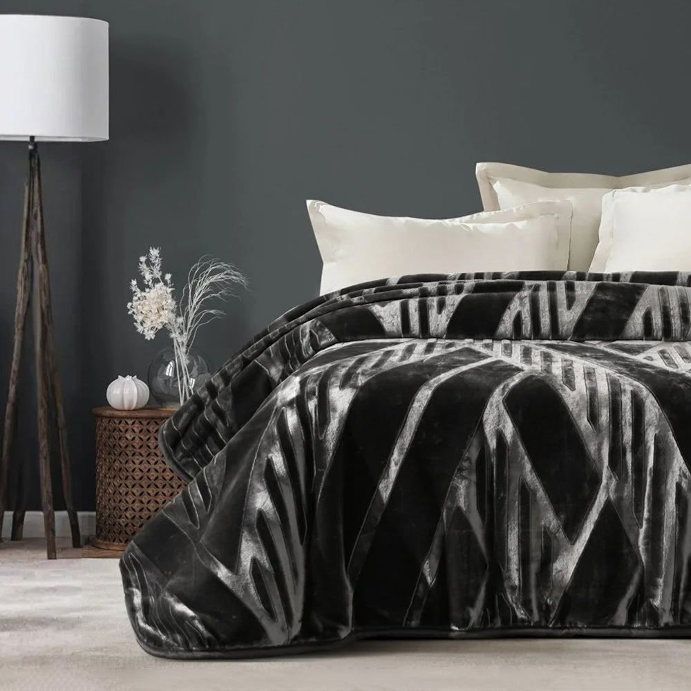 بطانية محفورة